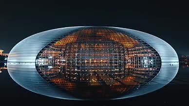 8K震撼延时北京国家大剧院灯光秀夜景倒影视频的预览图